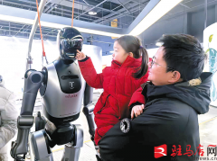 一场机械人使用展现有序开展：小型智能机械人